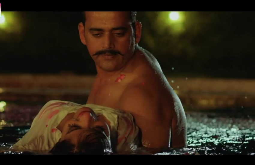 Monalisa and Ravi Kishan Kissing Scene: भोजपुरी की हॉट एंड बोल्ड मानी जानी जाने वाली मोनालिसा की फिल्म और गाने में बोल्डनेस का तड़का जरूर होता है। भोजपुरी एक्टर और बीजेपी नेता रवि किशन ने मोनालिसा के साथ फिल्म 'रक्तभूमि' (RakthBhoomi) में इतना बोल्ड सीन दिया कि देखने वाले भी दंग रह गए। 13 साल छोटी इस एक्ट्रेस के साथ रवि किशन ने स्वीमिंग पूल में गाना शूट किया था।
