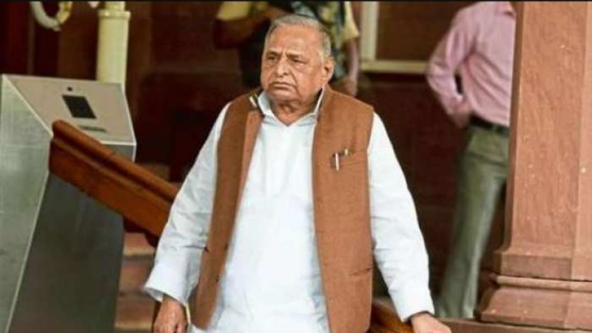 1990 में कांग्रेस के समर्थन से अल्पमत सरकार चलाने के बावजूद जब जनता दल का विभाजन हुआ तो मुलायम सिंह यादव ने तत्कालीन कांग्रेस चीफ राजीव गांधी को बिना सूचित किए विधानसभा भंग कर दी थी। इसे भी पढें- मुलायम एक बार फिर अखिलेश यादव के साथ आने लगे नजर