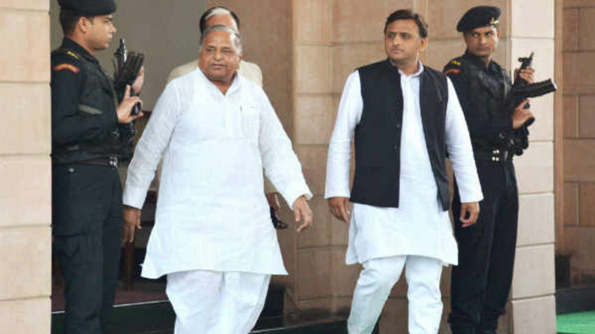 समाजवादी पार्टी (SP) के सरंक्षक मुलायम सिंह यादव (Mulayam Singh Yadav) जब पहलवानी करते थे तो उन्हें चरखा दांव में कोई पटकनी नहीं दे सकता था। और जब राजनीति में आए तो अखिलेश यादव (Akhilesh Yadav) के पिता ने यही दांव यहां भी खेला। कांग्रेस ही नहीं, तृणमूल कांग्रेस और लेफ्ट जैसी कई पार्टियों और नेताओं को मुलायम ने अपने चरखा दांव में फंसा कर पटकनी दी है। तो चलिए आज आपको बताएं कि वो कौन-कौन से मौके रहे हैं जब मुलायम ने विरोधियों को चौंकाया है।