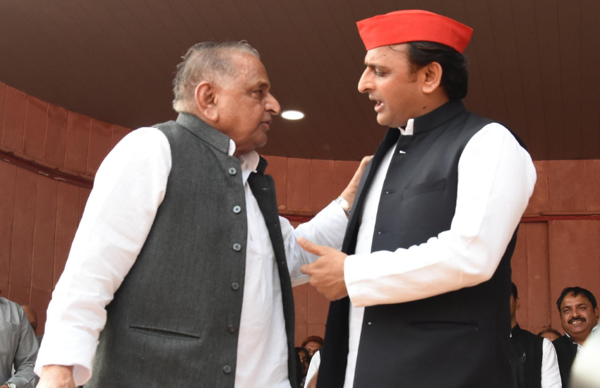 बता दें कि 2012 लोकसभा चुनाव में सपा को केवल पांच सीट मिली थी, तब शिवपाल ने मुलायम से अखिलेश यादव को यूपी की कमान न देने की बात भी कही थी। (All Photos: PTI)