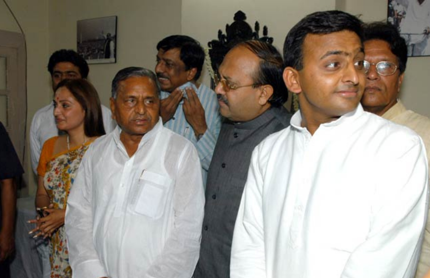 मुलायम और अखिलेश के बीच हुए विवाद के बाद कार्यकार्ता दो गुटों में बंट गए थे। शिवपाल और अखिलेश के घर के बाहर हो रही नारेबाजी से मुलायम बेहद नाराज हुए थे।( बेटे के कर्जदार हैं पिता मुलायम सिंह यादव, दो करोड़ से भी ज्यादा लिया है अखिलेश यादव से लोन )