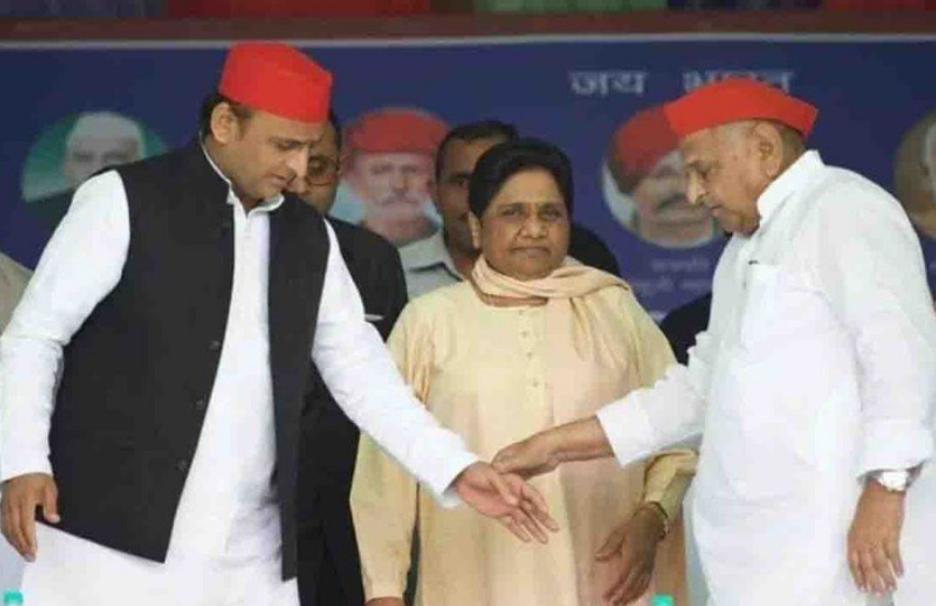 मुलायम ने गुस्से में कार्यकताओं के सम्मेलन में यहां तक कह दिया था कि उनके बेटे होने के कारण ही अखिलेश यादव को लोगों ने स्वीकार किया था।
