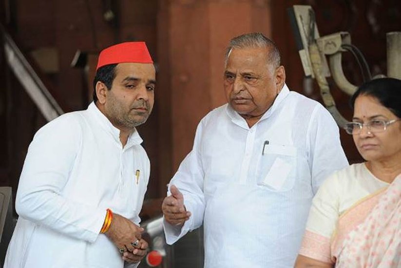मुलायम के भतीजे धर्मेंद्र यादव तीन बार लोकसभा सांसद रह चुके हैं। धर्मेंद्र यादव 25 साल की उम्र में पहली बार 2004 में लोकसभा सांसद बने थे। ( यह भी पढ़ें: पति की ये बात डिंपल को करती है दुखी, पत्नी की एक आदत से अखिलेश को भी है चिढ़ )