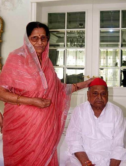 मुलायम सिंह यादव अब तक 7 बार लोकसभा सांसद रहे हैं। मुलायम पहली बार साल 1996 में लोकसभा पहुंचे थे। तब उनकी उम्र 57 साल थी। (यह भी पढ़ें: मुलायम की दूसरी पत्नी हैं साधना, सौतेले बेटे अखिलेश यादव संग ऐसे हैं संबंध )