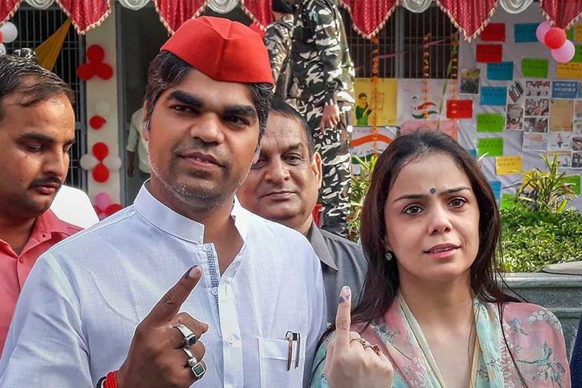अक्षय यादव मुलायम के भाई रामगोपाल यादव के बेटे हैं। 2014 में 28 की उम्र में अक्षय लोकसभा सांसद बने थे। (यह भी पढ़ें: जब पीएम नरेंद्र मोदी ने अखिलेश के सौतेले भाई पर साधा था निशाना, मुलायम सिंह के कुनबे से मिला था ऐसा जवाब )
