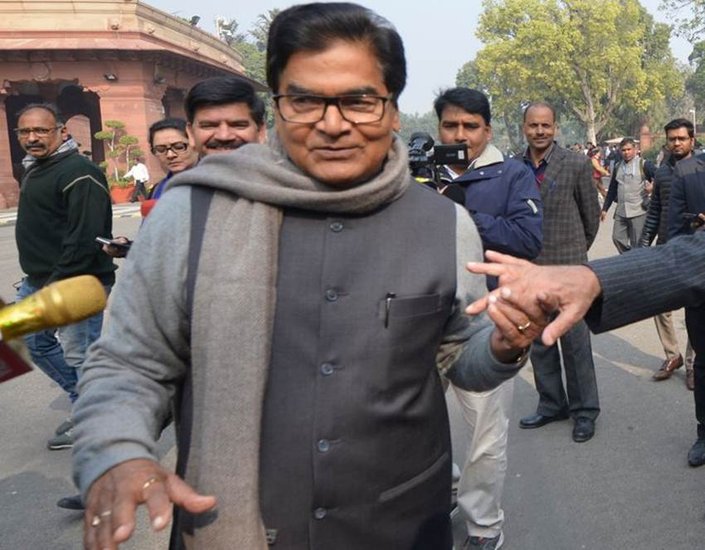 रामगोपाल यादव भी संसद के सदस्य हैं। हालांकि वह राज्यसभा के सदस्य हैं। 1992 में 46 की उम्र में रामगोपाल पहली बार राज्यसभा सांसद बने थे। तब से लेकर आज तक वह लगातार संसद के सदस्य हैं। (यह भी पढ़ें: जब योगी के फैसले से दुखी BJP नेता ने अखिलेश से लगाई थी गुहार, 50 हजार रु का था मामला )