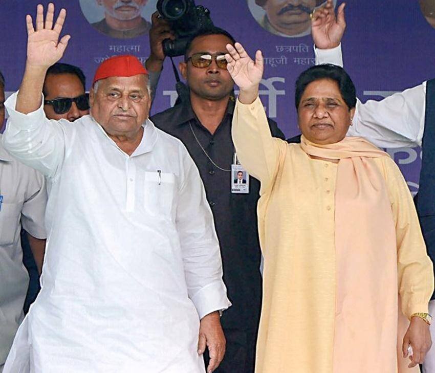 मायावती ने भी उनका अभिवादन स्वीकार किया और उन्हें आगे चलने का आग्रह किया। इसपर मुलायम ने कहा कि आप हमसे बड़ी भी हैं और हमारी बहन जी भी हैं। पहले आप उतरिये। मायावती ने उनका आग्रह स्वीकार कर लिया।