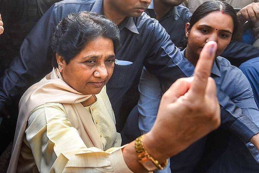 बता दें कि साल 2011 में जब मायावती यूपी की सीएम तीं तब उनका एक वीडियो वायरल हुआ था जिसमें उनका मुख्य सुरक्षा अधिकारी अपने रूमाल से उनकी जूतियां साफ करते दिखा था। इस वीडियो पर काफी हंगामा हुआ था। (यह भी पढ़ें: जेब से रूमाल निकाल मायावती की जूती साफ करने लगे थे DSP, बसपा चीफ ने देखा तक नहीं था )