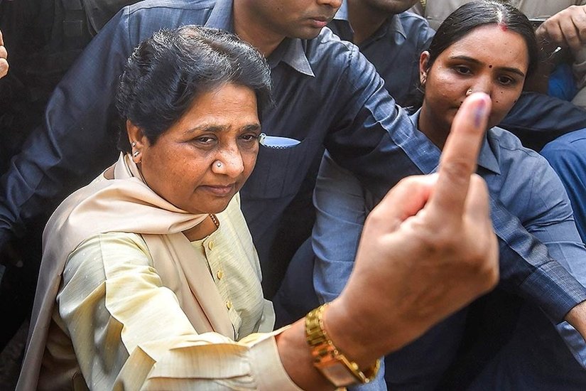 साल 2002 में तत्कालीन यूपी सीएम मायावती ने राजा भैया और उनके पिता उदय प्रताप सिंह को किडनैपिंग और धमकाने के आरोपों में जेल में डाल दिया था। राजा भैया पर मायावती ने पोटा भी लगा दिया था। (यह भी पढ़ें: जेब से रूमाल निकाल मायावती की जूती साफ करने लगे थे DSP, बसपा चीफ ने देखा तक नहीं था )