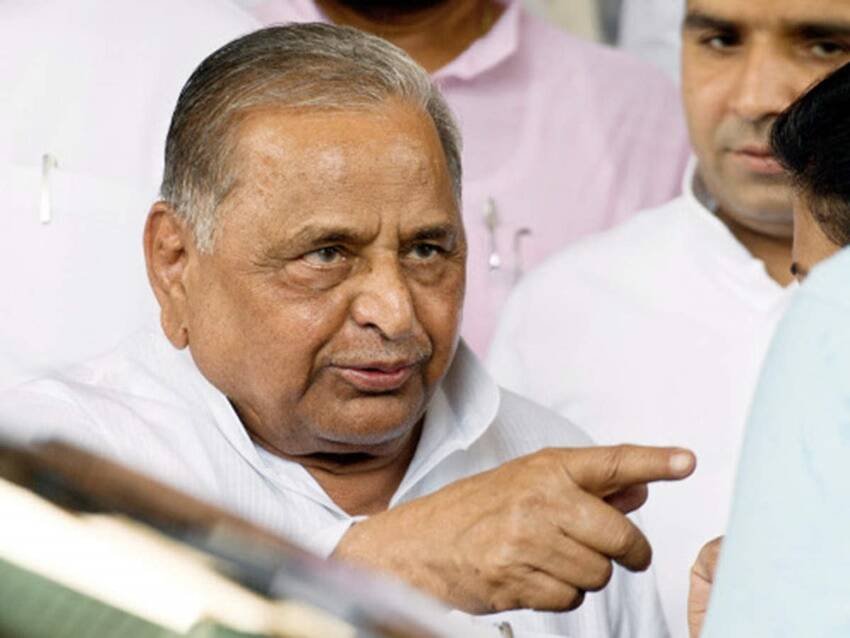 पदम सिंह के मुताबिक उन्होंने मुलायम के निजी सचिव से इस बाबत बात की और सीट बदलने का आग्रह किया। लेकिन वह नहीं माने।