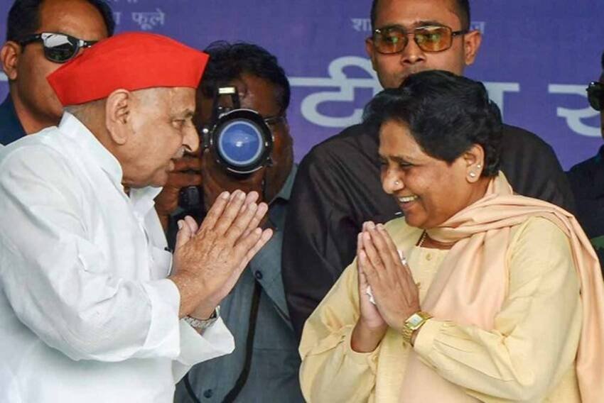 पूरे सफर के दौरान दोनों नेताओं ने एक दूसरे की तरफ नहीं देखा। लेकिन जब प्लेन दिल्ली में लैंड किया तो सीटों के बीच वाली खाली जगह में दोनों की नजरें टकरा गईं। मुलायम ने तुरंत मायावती को हाथ जोड़ नमस्कार कहा।
