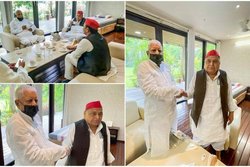 कितनी सैलरी है जो इतना बवाल घर बनाए हैं – लालू प्रसाद यादव और मुलायम सिंह के मुलाकात की फोटो अखिलेश यादव ने की शेयर तो आने लगे ऐसे कमेंट