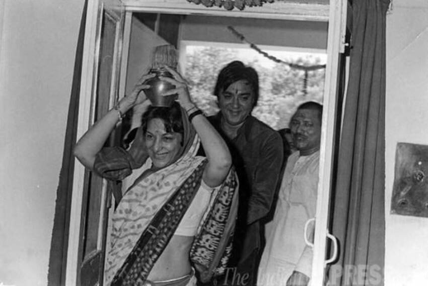 रियल लाइफ में भी सुनील दत्त और नरगिस एक दूसरे को दिल बैठे थे। दोनों ने शादी कर ली थी।