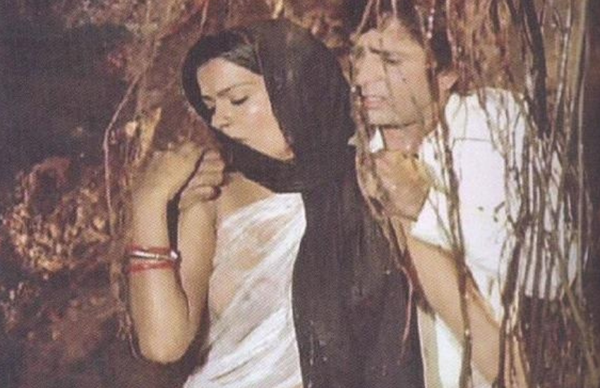 जीनत अमान ने फिल्म सत्यम शिवम सुंदरम में न्यूड सीन दिया था। जीनत अपनी बोल्डनेस के लिए जानी जाती हैं, लेकिन जिस वक्त उन्होंने ये सीन शूट किया उस समय अंग प्रदर्शन करना बहुत बड़ी बात होती थी।( 13 साल छोटी इस एक्ट्रेस संग भोजपुरी एक्टर रवि किशन ने किया था स्वीमिंग पूल में लिपलॉक, सेंसेशनल बन गया था बोल्ड सीन )