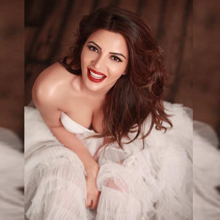 समा सिकंदर कई पॉपुलर टीवी सीरियल्स में नजर आ चुकी हैं। समा ने लिप जॉब करवाया है। उनके इस ट्रीटमेंट पर उन्हें ट्रोल किया गया था। उन्हें उनके मजहब का हवाला दिया गया और कहा गया कि यहां ये सब हराम है।