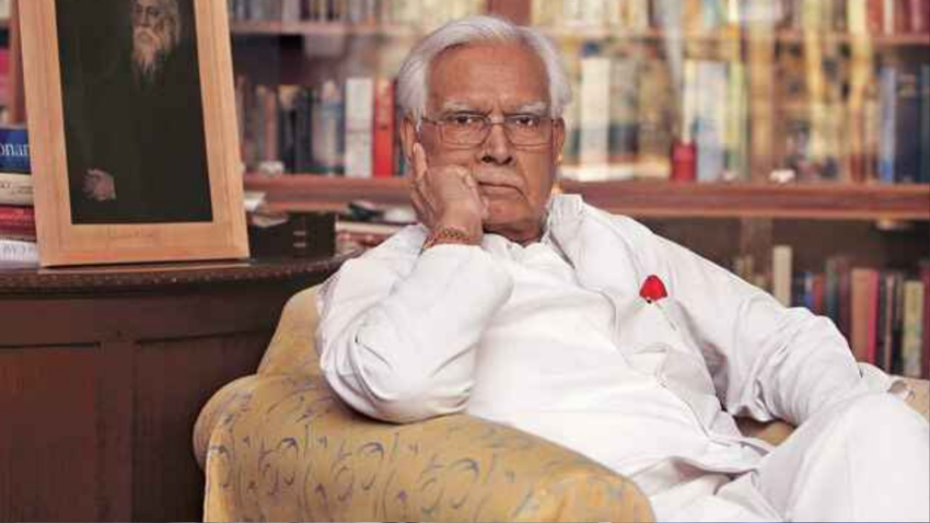 नटवर सिंह अपनी किताब में सहमी, घबराई, शर्मिली सोनिया के एक महत्वाकांक्षी, अधिनायकवादी और कड़क नेता बनने का जिक्र किया है। इसे भी पढ़े- 15 साल में 12 गुना बढ़ी थी सोनिया गांधी की संपत्ति