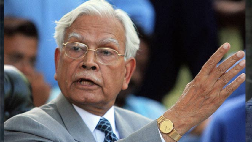 नटवर सिंह ने इंडिया टुडे से बातचीत में बताया था 2004 में मनमोहन सिंह ने बैंकॉक में एक होटल में नटवर को अपने सुइट में बुलाया कर कहा था कि वह बेहद अकेला महसूस करते हैं, जबकि उन्हें पीएम बने मात्र एक महीना ही हुआ था।