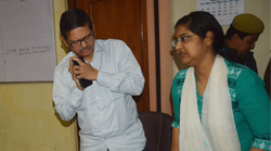 कोतवाली में बंद पूर्व IPS अमिताभ ठाकुर से मिलने पहुंचीं पत्नी, पुलिस से हुई तकरार