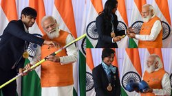 नीरज चोपड़ा के भाले की नीलामी करवाएंगे पीएम मोदी, पीवी सिंधु के रैकेट के लिए भी कही यह बात