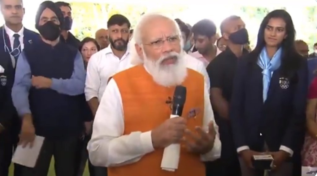 टोक्यो ओलंपिक से लौटे खिलाड़ियों से बात करते पीएम मोदी। सोर्स- PIB ट्विटर