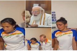 PM से फोन पर बात करते हुए नहीं थम रहे थे महिला हॉकी टीम के आंसू , मोदी बोले -आप रोना बंद कीजिये, निराश नहीं होना है
