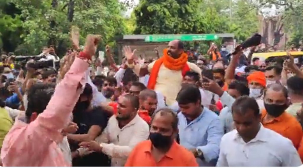 भीड़ के साथ थाने पहुंचा पिंकी चौधरी। फोटो- @Scribe_Prashant ट्विटर हैंडल