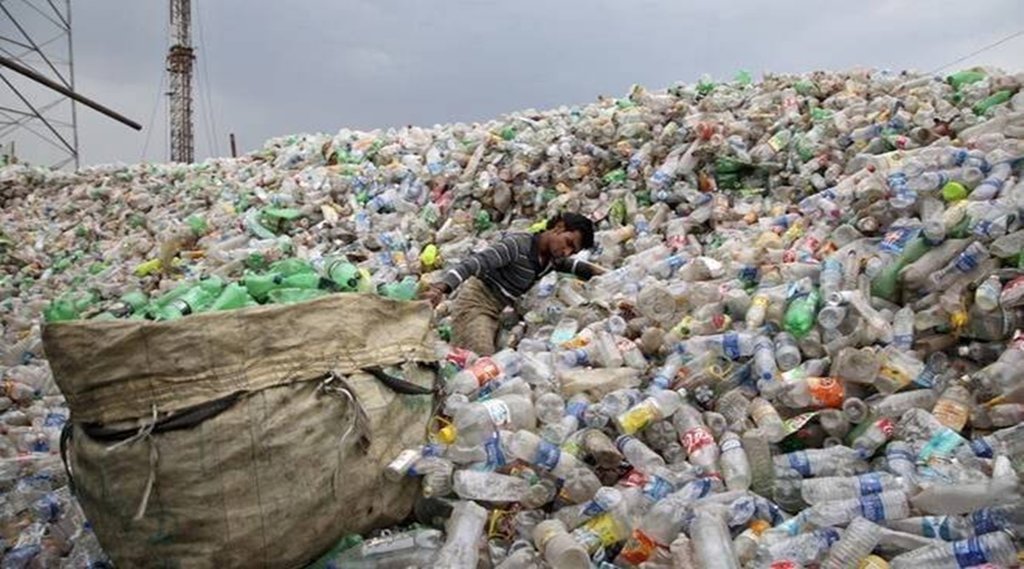  बोतलबंद पानी में भी प्लास्टिक के सूक्ष्म कण मौजूद हैं। फाइल फोटो।