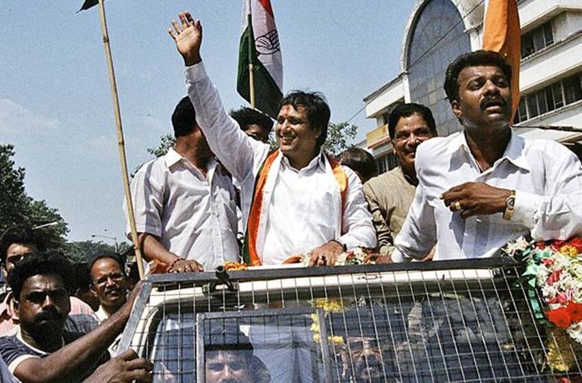 एक्टर गोविंदा कांग्रेस पार्टी के सदस्य रह चुके हैं। उन्होंने कांग्रेस के टिकट पर 2004 में लोकसभा चुनाव लड़ा था और संसद तक पहुंचे थे। हालांकि 2009 के बाद गोविंदा ने राजनीति को अलविदा कह दिया था। (यह भी पढ़ें: इस चर्चित मुस्लिम फैमिली के 4 लोगों ने चुना था हिंदू पार्टनर, किसी को हुआ तलाक तो कोई है खुशहाल )