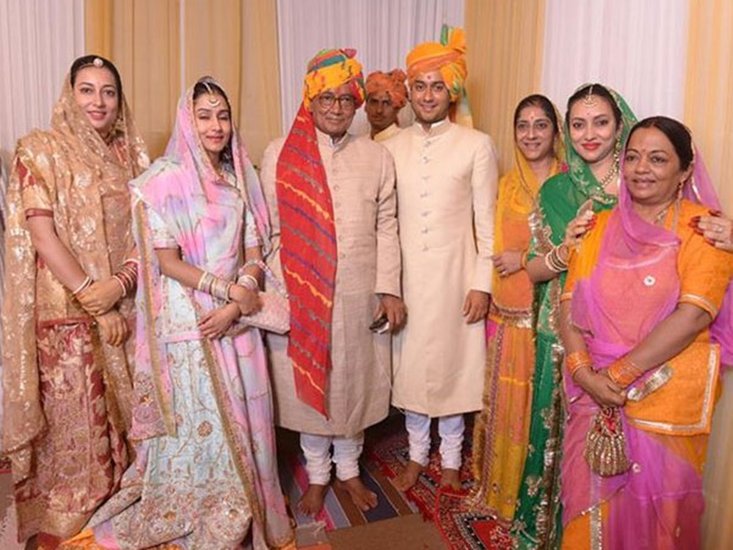 मध्य प्रदेश में कांग्रेस विधायक जयवर्धन सिंह वरिष्ठ राजनेता दिग्विजय सिंह के बेटे हैं। बिहार के डुमरिया राजघराने की बेटी सृजाम्या के साथ हुई है। दिग्विजय सिंह की बहू डुमरिया राजघराने के शत्रुंजय शाही की बेटी हैं।( यह भी पढ़ें: ये 11 चर्चित राजनेता राजघराने से रखते हैं संबंध )