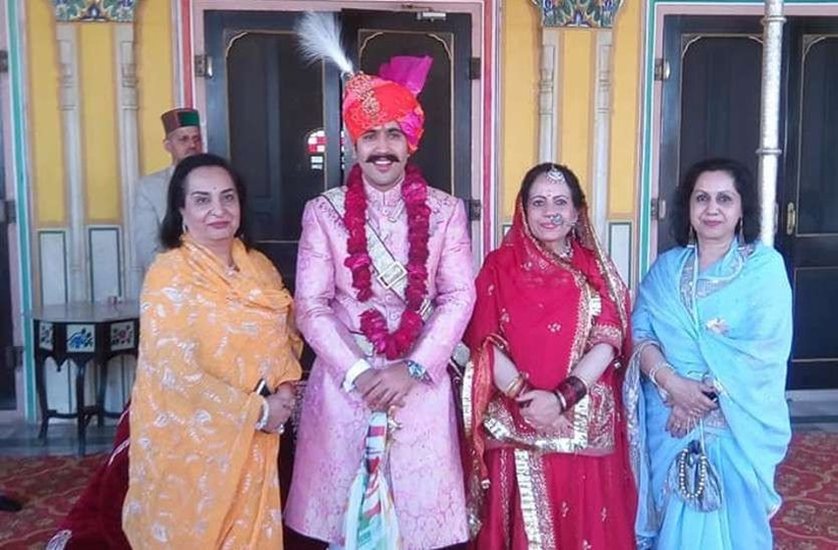 हिमाचल प्रदेश के सीएम रह चुके दिवंगत वीरभद्र सिंह के बेटे विक्रमादित्य भी राजनीति में हैं। वो राज्य के सबसे युवा विधायक हैं। विक्रमादित्य सिंह की शादी राजसमंद जिले के आमेट के पूर्व ठिकानेदार परिवार की राजकुमारी सुदर्शना सिंह से हुई है। ( यह भी पढ़ें: माधवराव सिंधिया से अखिलेश यादव तक, आपस में समधी हैं ये 10 राजनेता )