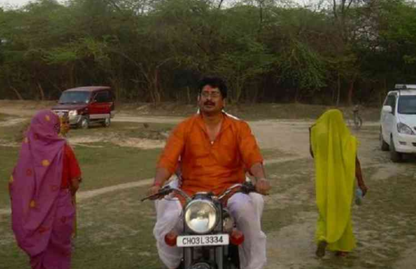 परिसर में राजा भैया के वाहन भी महल के बाहर ही रुक जाते हैं और उसे खींच कर अंदर लाया जाता है। गाड़ियों को स्टार्ट तक महल से दूर ले जाकर किया जाता है। ताकि महल के आसपास पर्यावरण को नुकसान न हो।