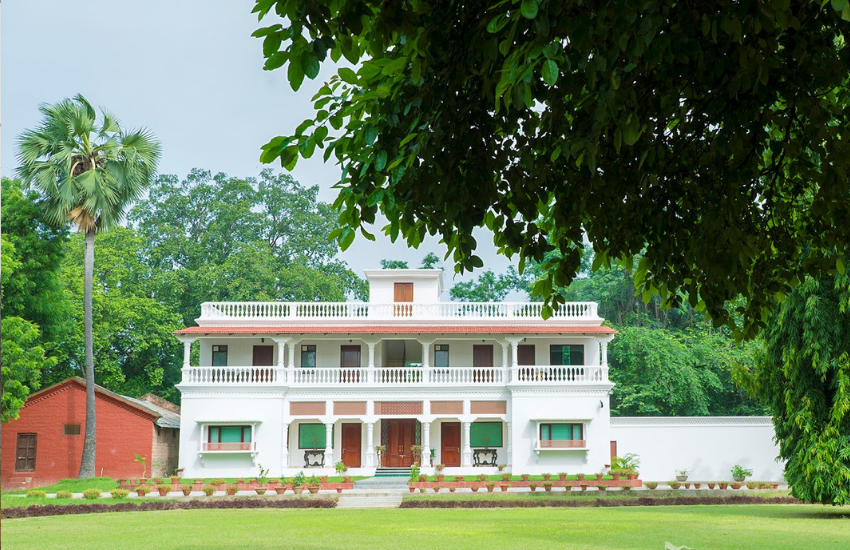 राजा भैया के कुंडा स्थित बेंती महल चिड़ियों की आवाज और हरे भरे पेड़ और बाग के बीच बसा हुआ है। इसे भी पढ़ें- राजा भैया के गढ़ में चुनौती देती है ये राजकुमारी