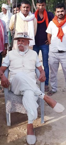 बकौल राजा भैया खुद उनके पिता की गाड़ी महल से बिना स्टार्ट किये बाहर लाई जाती है। इसके लिए गाड़ी को खींचकर महल से बाहर लाया जाता है और उसके बाद ही स्टार्ट किया जाता है। (यह भी पढ़ें : 'पढ़ेगा तो बुजदिल बन जाएगा', राजा भैया को अनपढ़ रखना चाहते थे उनके पिता, मां ने चोरी से भेजा था स्कूल )