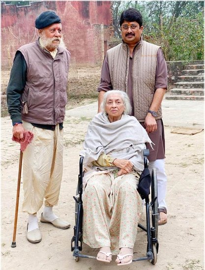 BBC को दिये एक इंटरव्यू में राजा भैया ने बताया था कि उनके पिता पर्यावरणविद है। उनके सामने गाड़ी का इंजन स्टार्ट नहीं रखा जा सकता। (यह भी पढ़ें: मरते शख्स ने जताई थी राजा भैया को देखने की अंतिम इच्छा, मिलने के कुछ समय बाद तोड़ दिया था दम )