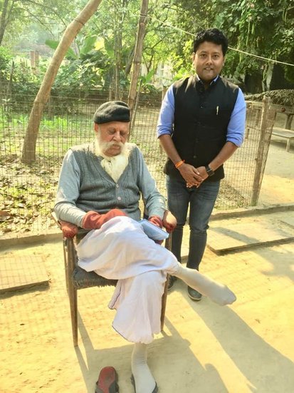 बेटे की जिद से तंग आकर उदय प्रताप सिंह ने उनसे कहा- अगर राजनीति में आना है तो पहले बेंगलुरु हमारे गुरुजी के पास जाओ और उनसे आदेश लो। अगर वह परमिशन देंगे तो चुनाव लड़ सकते हो। (यह भी पढ़ें: जब प्रेग्नेंट थीं पत्नी तब जेल में बंद थे राजा भैया, मुलायम ने निकाला तब देख पाए थे बेटों का मुंह )