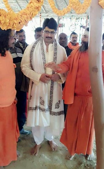 पिता की बात मान राजा भैया सीधे बेंगलुरु पहुंचे। गुरुजी से अनुमति ली और वापस कुंडा लौट आए। परमिशन के बाद ही राजा भैया 1993 में फर्स्ट टाइम निर्दलीय चुनाव में उतरे और जीते। तब से आज तक उनका विजय रथ जारी है। (यह भी पढ़ें: जेब से रूमाल निकाल मायावती की जूती साफ करने लगे थे DSP, बसपा चीफ ने देखा तक नहीं था )