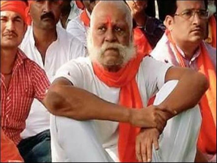 राजा भैया अपने पिता के लिए कहते हैं कि वह कभी नहीं चाहते थे कि मैं पढ़ाई लिखाई करूं। उनका मानना था कि पढ़ने लिखने से मैं बुजदिल इंसान बन जाऊंगा। ( यह भी पढ़ें: ‘मायावती को छूकर हाथ गंदे नहीं करना चाहता’, जब बसपा चीफ के लिए ऐसा कुछ बोल गए थे राजा भैया )
