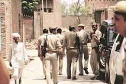 बदमाश के साथ मिलकर पुलिस ने लूट लिए 40 हजार रुपये, तीन पुलिसकर्मी फरार