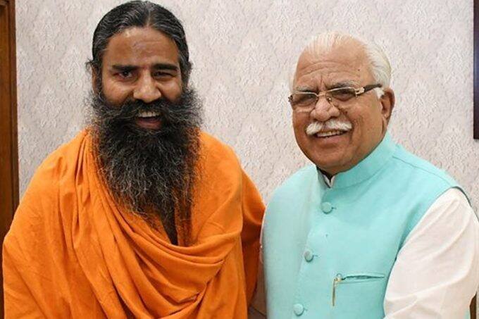 चंडीगढ़ में एक कार्यक्रम के दौरान रामदेव और सीएम खट्टर। एक्सप्रेस आर्काइव