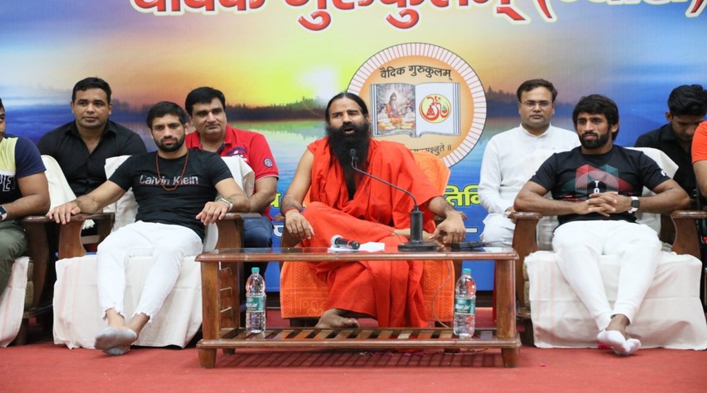 ओलंपिक पदक विजेताओं के साथ रामदेव। सोर्स- बजरंग पुनिया का ट्विटर हैंडल