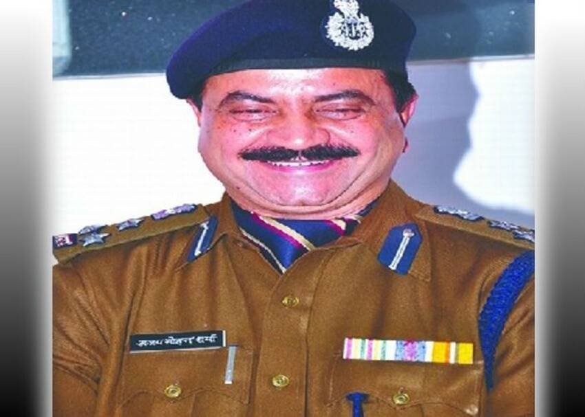 इससे पहले साल 2013 एटा में एक कार्यक्रम में पहुंचे रामगोपाल यादव के पैर छूते तत्कालीन एसएसपी अजय मोहन शर्मा नजर आए थे।