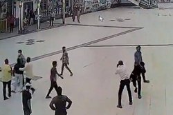 ATS अफसरों पर टूट पड़े स्टेशन पार्किंग के कारिंदे, CCTV में कैद हुआ&nbsp;मंजर