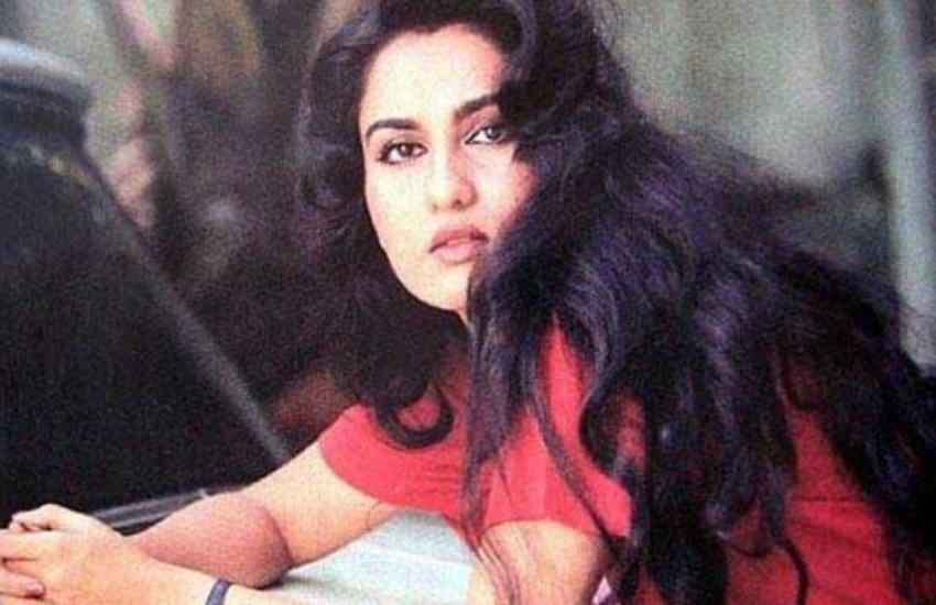 70 के दशक की फेमस एक्ट्रेस रीना रॉय (Reena Roy) जितनी बेहतरीन एक्टिंग और खूबसूरती की मल्लिका रही हैं, उतनी उनकी जिंदगी खूबसूरत नहीं थी। रीना रॉय को न तो उनका पहला प्यार मिल सका था न उनकी शादी ही सफल रही थी। शुत्रुघ्न सिन्हा (Shatrughan Sinha) के साथ अधूरी प्रेम कहानी से निकल कर रीना ने पाकिस्तानी क्रिकेटर मोहसिन खान (Mohsin Khan) से शादी की थी, लेकिन ये शादी भी उनके लिए नासूर बन गई थी। बचपन में माता-पिता के अलगाव और जवानी में खुद के तालक का दर्द उन्हें ऐसा मिला कि उन्होंने खुद को सिंगल रखाना ही ज्यादा बेहतर समझा। आइए जानें कि रीना रॉय की ज़िंदगी किन उतार-चढ़ाव से गुजरी है।