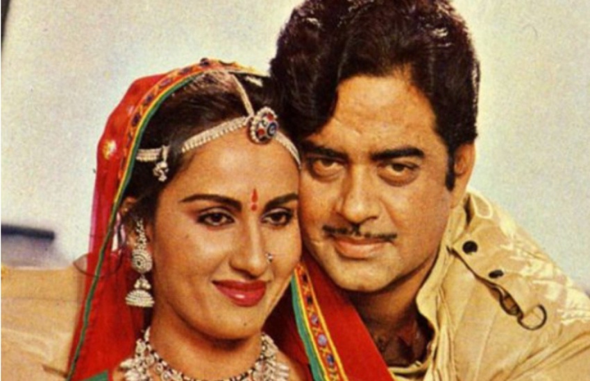 फ़िल्म ‘कालीचरण’ के दौरान रीना रॉय अपने से 11 साल बड़े शत्रुघ्न सिन्हा को दिल दे बैठीं थीं। दोनों 7 साल तक रिलेशनशिप में रहे और जब शादी की बारी आई तो अचानक से शत्रुघ्न सिन्हा ने पूनम से शादी कर ली थी।