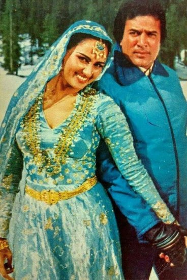 रीना रॉय शायद खुद नहीं जानती होंगी कि जिस राजेश खन्ना की एक झलक के लिए उन्हें इतना इंतजार करना पड़ता है उन्हीं के साथ वह फिल्मों में रोमांस करेंगी। (यह भी पढ़ें: पति से हुआ तलाक तो प्रेमी से ब्रेकअप, मां की बात ना मान खूब पछताई थीं रीना रॉय )