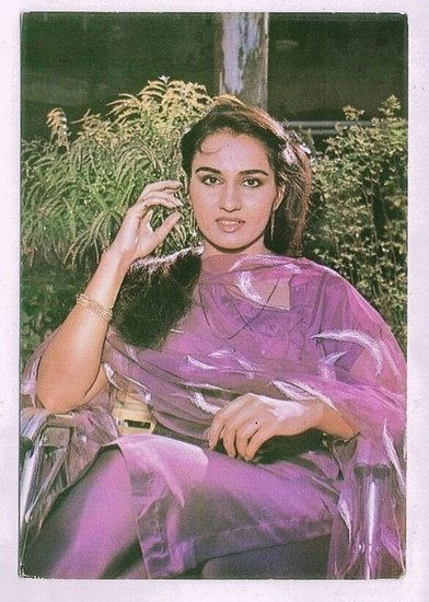 रीना रॉय 1972 में फिल्मों में कदम रखा था। उससे पहले वह मुंबई में ही मॉडलिंग और बार में डांस किया करती थीं। फिल्मों में आने से पहले ही वह राजेश खन्ना की बहुत बड़ी फैन थीं।