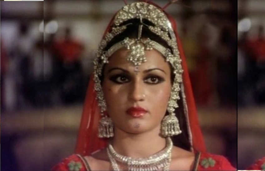 रीना रॉय की तरह उनकी बहन और प्रोड्यूसर रही बरखा रॉय की शादी भी सफल नहीं रही थी। रीना की बहन ने मशहूर एक्ट्रेस तारा देवी के बेटे महेश आनंद से शादी की थी। महेश अपने जमाने के बेस्ट डांसर और बाद कि फिल्मों में विलेन बनकर सामने आए थे।