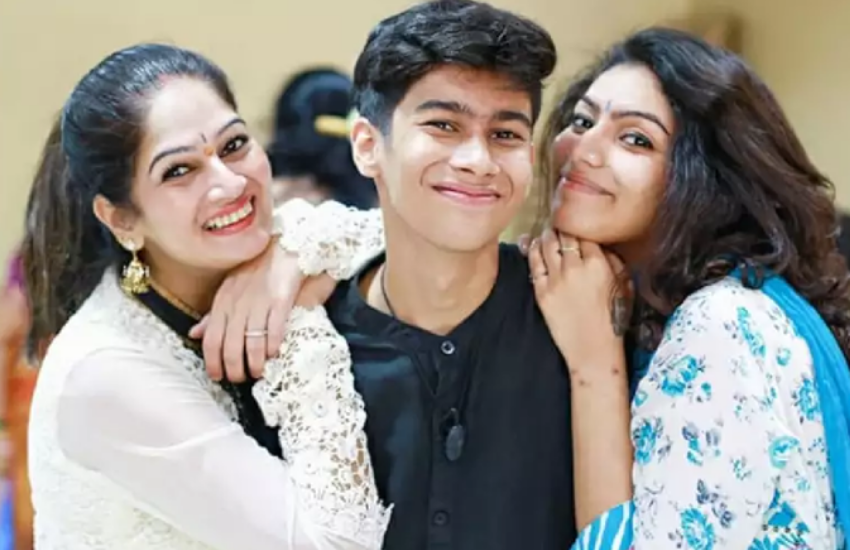 संजीव ने बात में लता से शादी से पहले अपनी पत्नी और बच्चों से इजाजत ली थी और उनके बच्चे और उनकी पहली पत्नी ने उनकी शादी में खुद शामिल हुए थे।(All Photos: Social Media)