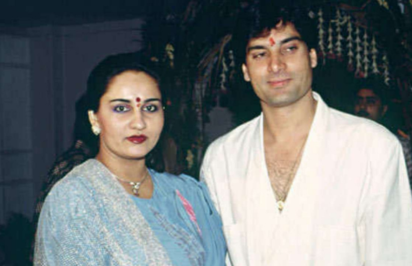 फिल्म आंधी-तूफान 1985 में रिलीज हुई थी, लेकिन रीना रॉय ने करीब पांच साल बाद साल 1989 में क्रिकेटर मोहसिन से शादी कर ली थी। दोनों की एक बेटी भी हुई और बाद में इनका तलाक हो गया।(All Photos: Social Media)