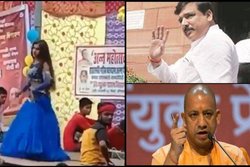 “अन्न महोत्सव” में मंच पर बाला ने लगाए ठुमके, AAP ने VIDEO शेयर कर कहा- गरीबी का तमाशा है योगी जी का ये कार्यक्रम
